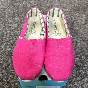 ⭐️⭐️⭐️TOMS size 7 Bright Pink Fuchsia-gently used